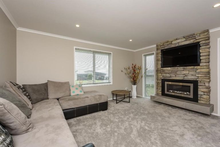 Photo of property in 2 Grace Cove, Aotea, Porirua, 5024