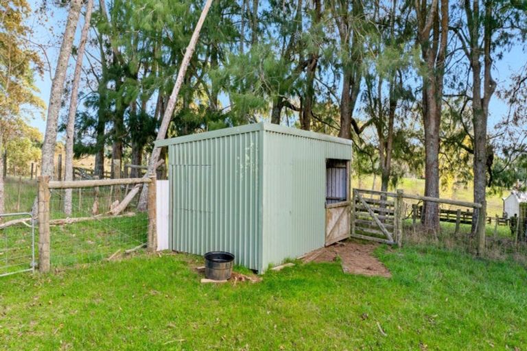 Photo of property in 200 Awa Road, Kumeu, 0891