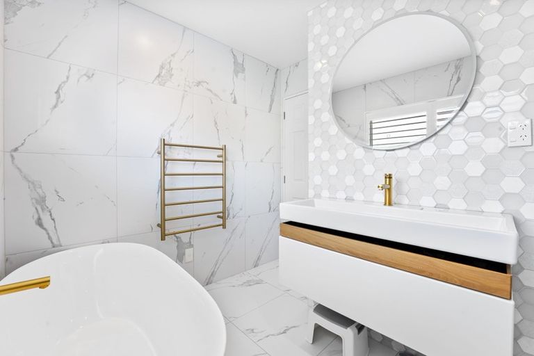 Photo of property in 210 East Coast Road, Forrest Hill, Auckland, 0620