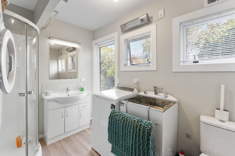 Photo of property in 28 Kakariki Grove, Waikanae, 5036