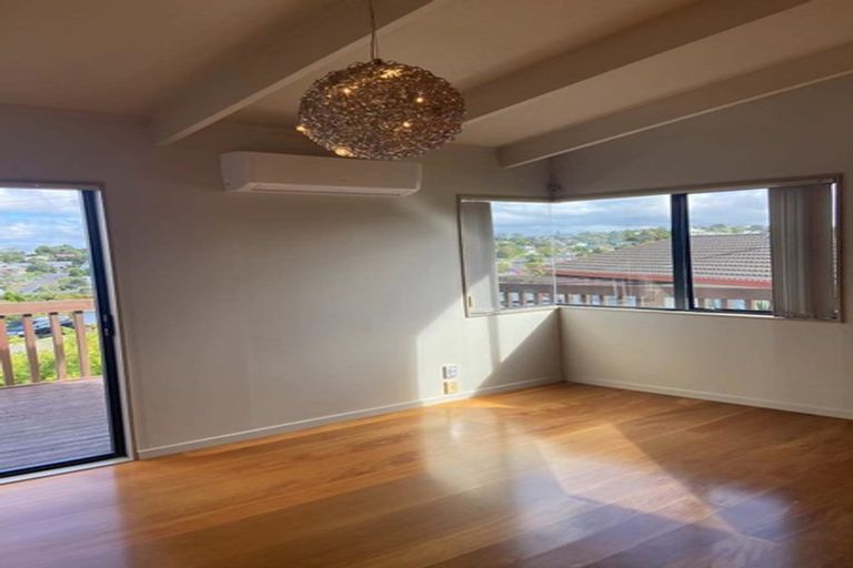 Photo of property in 97 Totaravale Drive, Totara Vale, Auckland, 0629