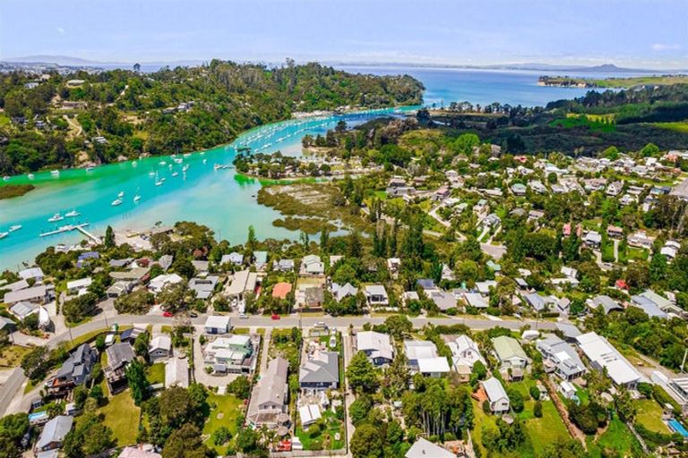 Photo of property in 28 Stillwater Crescent, Stillwater, Silverdale, 0993