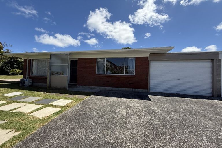 Photo of property in 2/9 Windy Ridge Road, Glenfield, Auckland, 0629