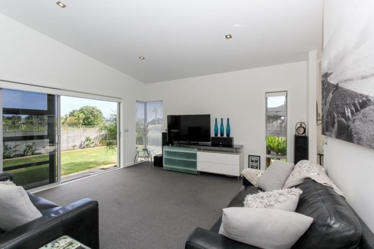Photo of property in 3 Dolphin Parade, Bell Block, New Plymouth, 4312