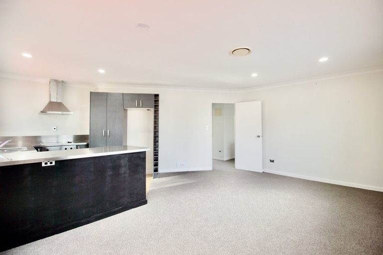 Photo of property in 88 Lantana Road, Green Bay, Auckland, 0604