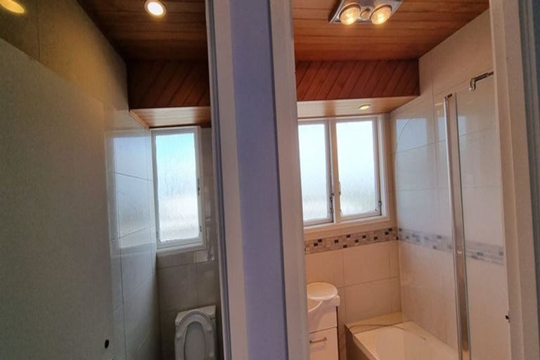 Photo of property in 28 Ellesmere Crescent, Pakuranga Heights, Auckland, 2010