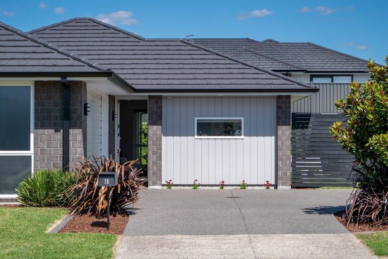 Photo of property in 18 Tabraham Crescent, Pyes Pa, Tauranga, 3112