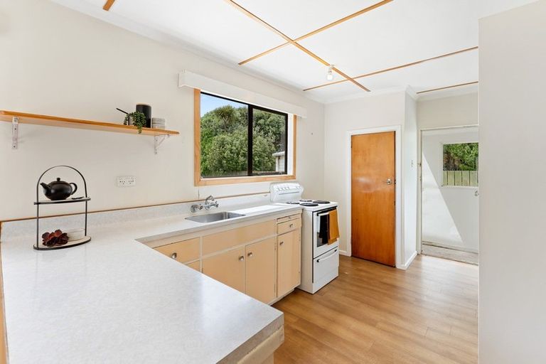 Photo of property in 13 Reeves Street, Waikanae Beach, Waikanae, 5036