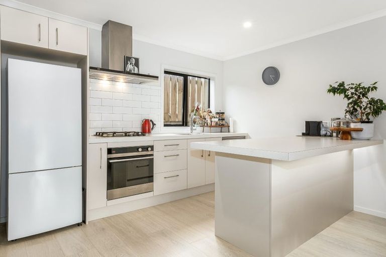 Photo of property in 7/9 Surrey Street, Tawa, Wellington, 5028