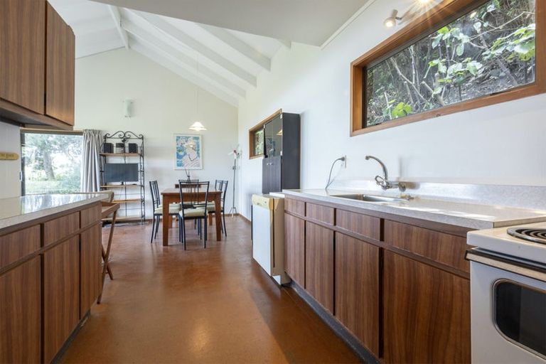 Photo of property in 107 North Piha Road, Piha, 0772