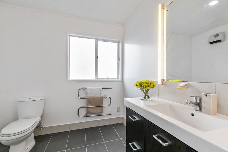 Photo of property in 33 Agincourt Street, Glenfield, Auckland, 0629