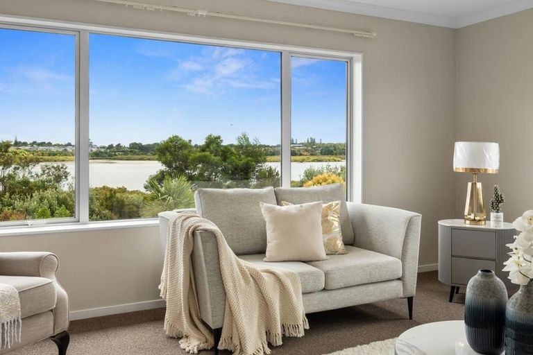 Photo of property in 5 Iwinuku Crescent, Wattle Downs, Auckland, 2103