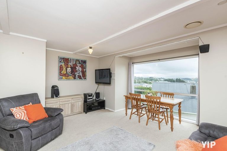 Photo of property in 52 Colchester Crescent, Newlands, Wellington, 6037