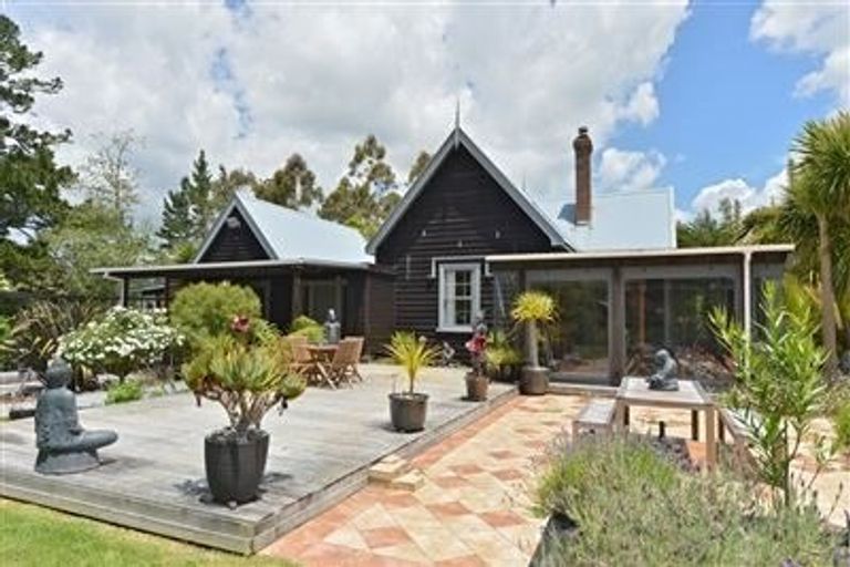 Photo of property in 305 Whananaki Road North, Opuawhanga, Hikurangi, 0181