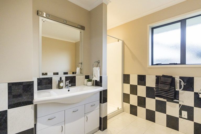 Photo of property in 10 Brooklyn Heights Drive, Kelvin Grove, Palmerston North, 4414