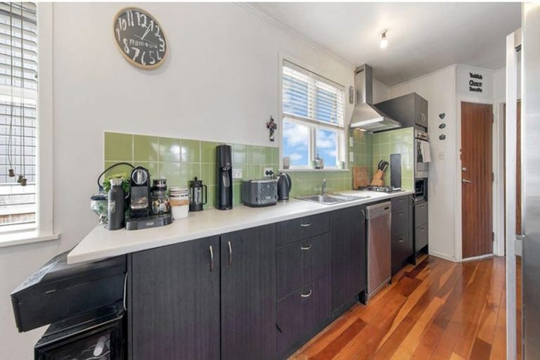 Photo of property in 27 Wharf Road, Te Atatu Peninsula, Auckland, 0610