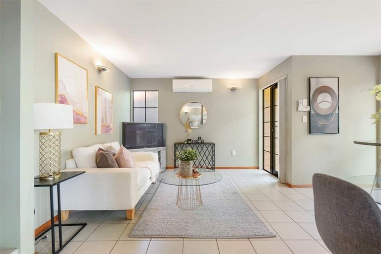 Photo of property in 3a Woodside Avenue, Northcote, Auckland, 0627