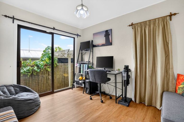 Photo of property in 2/39 Brunton Place, Glenfield, Auckland, 0629