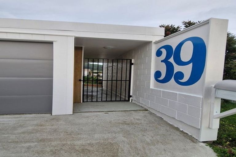 Photo of property in 39 Milne Terrace, Island Bay, Wellington, 6023