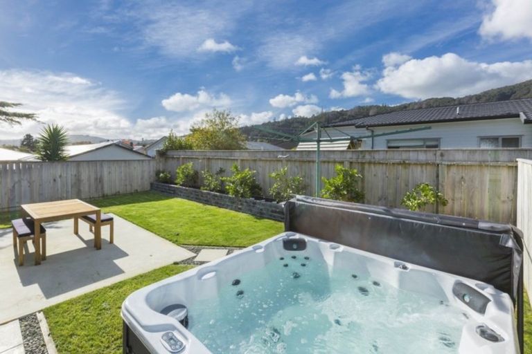 Photo of property in 14 Poppy Watts Grove, Stokes Valley, Lower Hutt, 5019