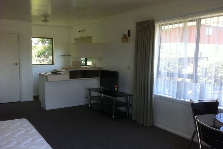 Photo of property in 1/181 Chivalry Road, Glenfield, Auckland, 0629