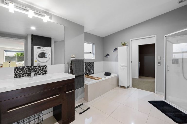 Photo of property in 70 Seaview Road, Marfell, New Plymouth, 4310