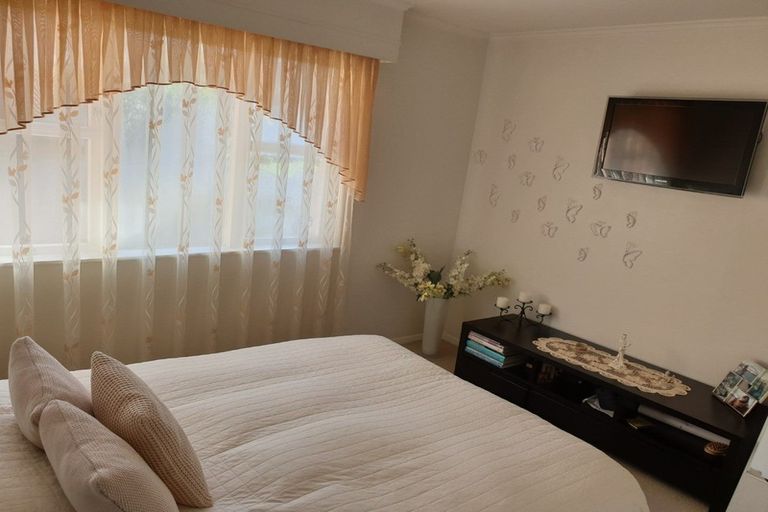 Photo of property in 2/182 Chivalry Road, Glenfield, Auckland, 0629