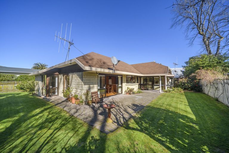 Photo of property in 16 Durham Crescent, Palmerston North, 4414