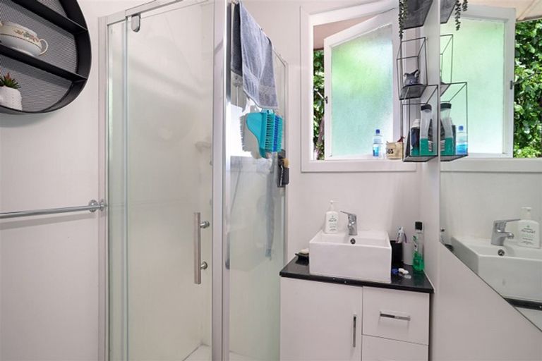 Photo of property in 13 Vodanovich Road, Te Atatu South, Auckland, 0610