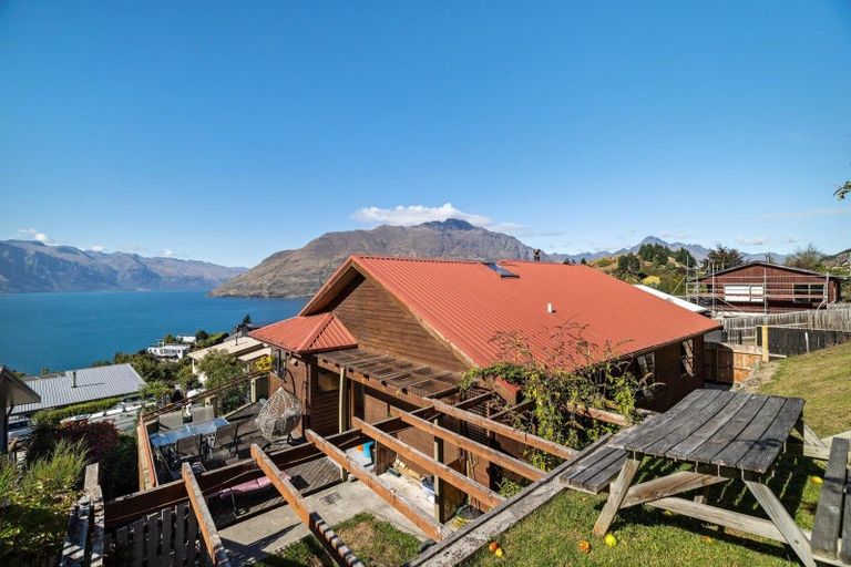 Photo of property in 48 Wynyard Crescent, Fernhill, Queenstown, 9300