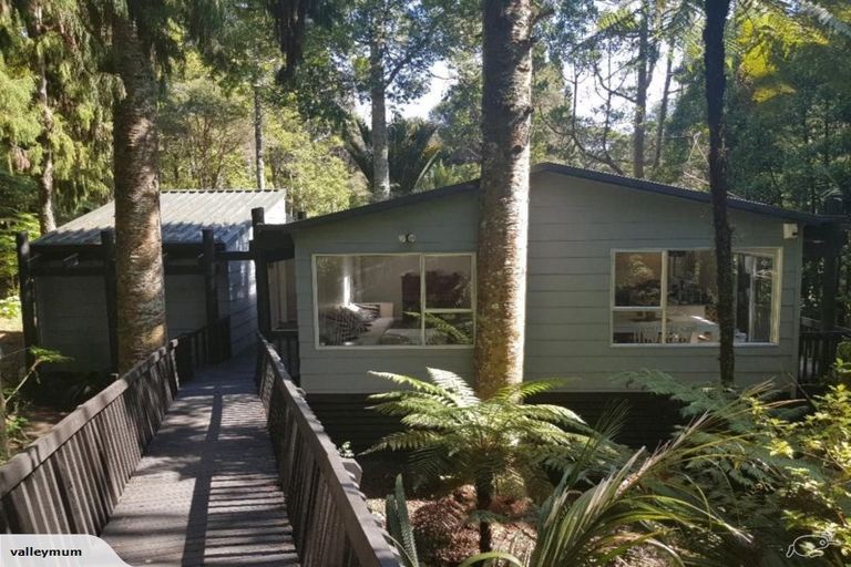 Photo of property in 16 Napuka Road, Henderson Valley, Auckland, 0612