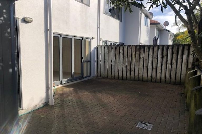 Photo of property in 3/102 Greenhithe Road, Greenhithe, Auckland, 0632