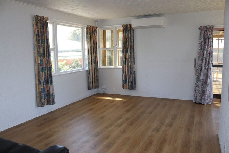 Photo of property in 10 Ingleby Place, Kelston, Auckland, 0602