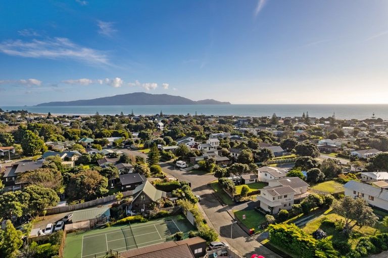 Photo of property in 5 Freyberg Crescent, Waikanae Beach, Waikanae, 5036