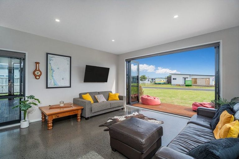 Photo of property in 5 Navigation Drive, Cooks Beach, Whitianga, 3591