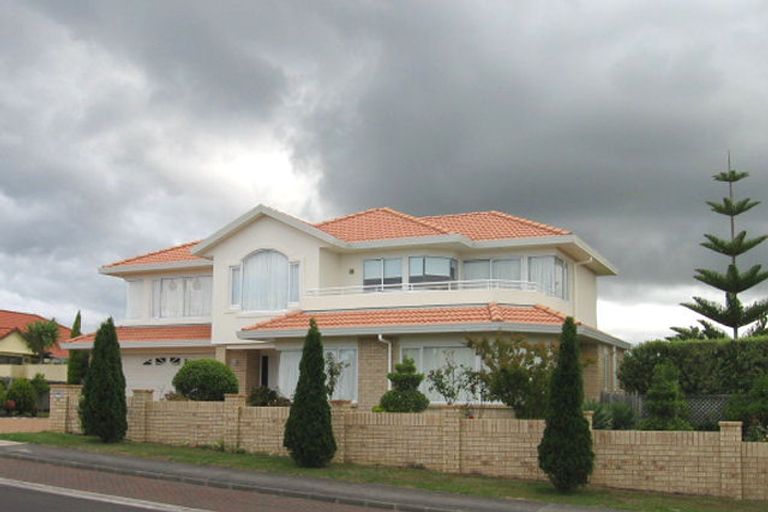 Photo of property in 14 Rosetti Rise, West Harbour, Auckland, 0618