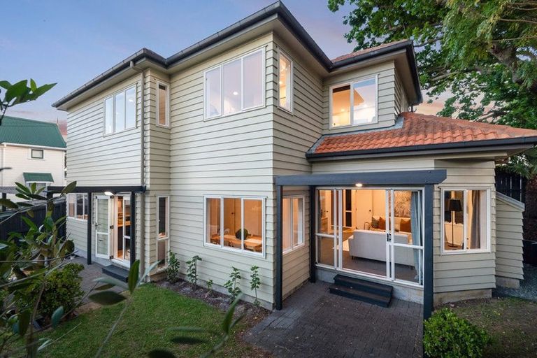 Photo of property in 4/19 Rodney Road, Northcote Point, Auckland, 0627