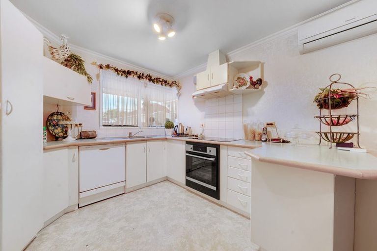 Photo of property in 2/13 Hamilton Road, Papatoetoe, Auckland, 2025