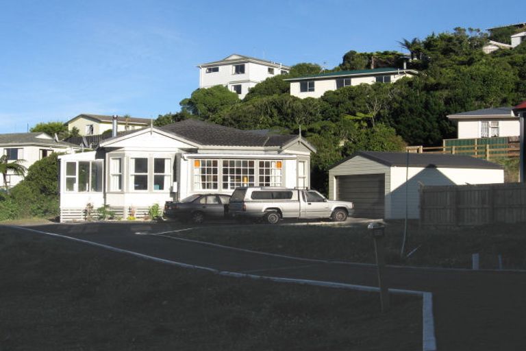 Photo of property in 74 Salford Street, Newlands, Wellington, 6037