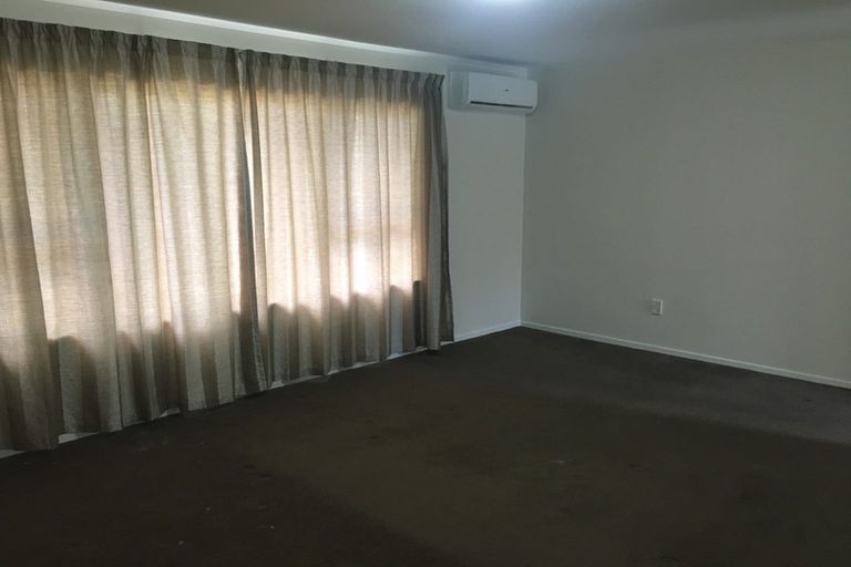 Photo of property in 2/24 Frank Evans Place, Henderson, Auckland, 0610