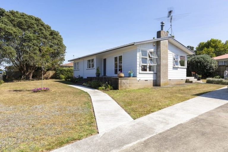 Photo of property in 2 Saint Johns Avenue, Tuakau, 2121