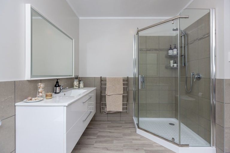 Photo of property in 20 Tiromoana Road, Raumati South, Paraparaumu, 5032