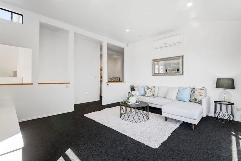 Photo of property in 15 Seagate Place, Red Beach, 0932