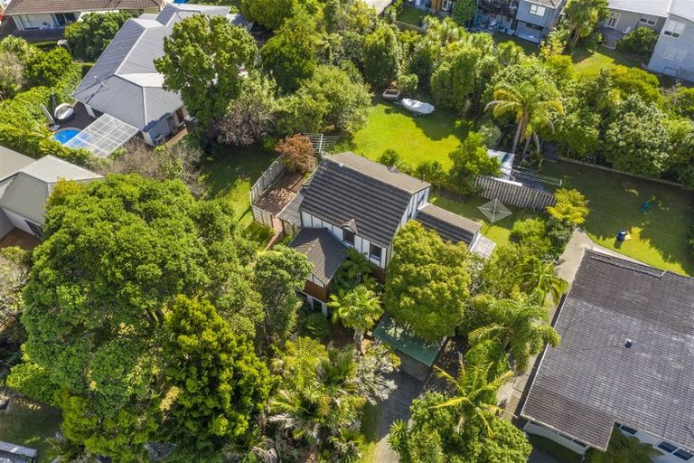 Photo of property in 33 Lyons Avenue, Murrays Bay, Auckland, 0630