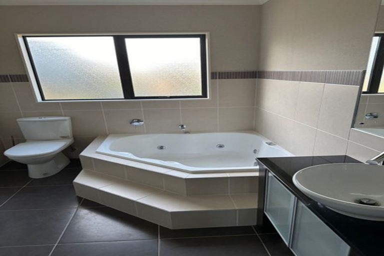 Photo of property in 5 Gibbston Crescent, Flat Bush, Auckland, 2016