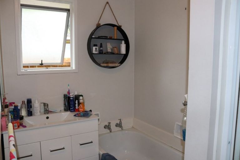 Photo of property in 2/199 Henderson Valley Road, Henderson, Auckland, 0612