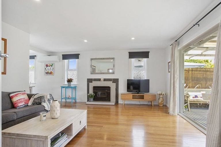 Photo of property in 15 Enderby Drive, Te Atatu Peninsula, Auckland, 0610