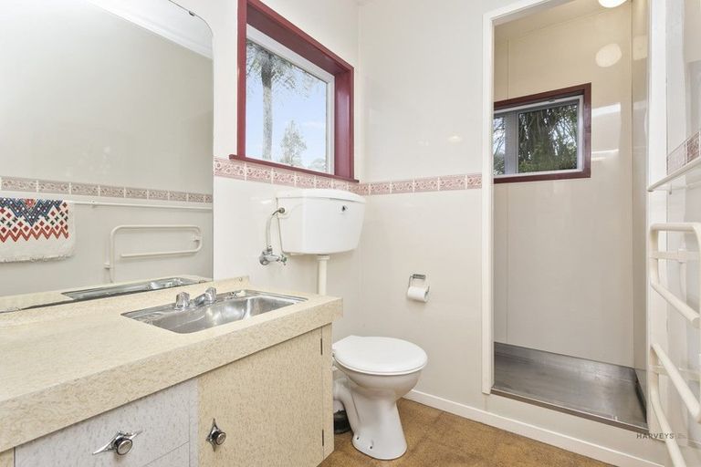 Photo of property in 25 Turanga Road, Henderson Valley, Auckland, 0612