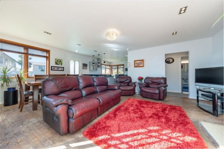 Photo of property in 2 Whakataki Grove, Waiwhetu, Lower Hutt, 5010