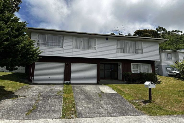 Photo of property in 1 Bishops Glen, Tawa, Wellington, 5028